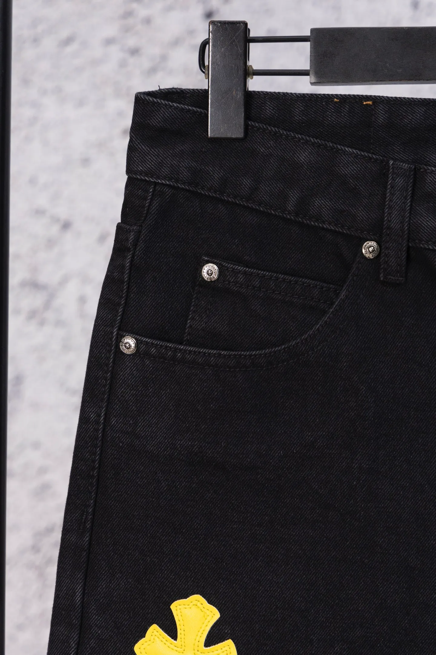 P240 CH Chromehearts limited edition yellow and blue cross patchwork leather black jeans, priced at 34W level, patchwork cross pattern embellishment, washed jeans! ! An absolutely high-end luxury product, a 1.9W-level god-level single product, a super popular product, made by top heavy industry, a magic weapon that cannot be missed! [About Zangyin] This is an extremely luxurious fashion brand that can also be called the aristocracy of the high street. It has always been an exclusive brand for some hipsters or rich second generations. Compared with ordinary high streets, it is more luxurious and noble. Compared with luxury brands, it is more fashionable and individual. It has always been a brand that I have a special liking for. [Top heavy industry fashion design] Consistently high-street luxury style. Speaking of this style, the Zangyin family and GU family are definitely the leading representative brands. Especially the Zangyin family has really achieved a state-of-the-art effect in creating high-street style. The unique washed material is used to create this style. The color system is already quite eye-catching. After it is decorated with patchwork cross flowers, it cleverly highlights the charm of the brand. Secondly, this style uses classic The high-waist cutting design highlights the long legs and fashionable temperament of the upper body. The brand is highly recognizable and the slim fit configuration is more suitable for daily wear. It is a product that interprets personality, fashion, and specifications at a glance. This single product is enough to make any fan excited. It can be a white T-shirt for a youthful college style, or a tight suspender for a royal style. It has strong matching ability and can be easily controlled by men.  [Materials and craftsmanship] Needless to say, this point goes without saying. As an excellent craftsman brand, Zangyin’s requirements for details and craftsmanship are really perfect. The washed color of this model has gone through so many processes, not to mention the embellishment of denim appliques. It is also purely hand-made and sewn. Just like what they believe in, only hand-made things have soul and have the meaning of wear. A top-notch heavy-duty fashionable denim item, I look forward to your perfect interpretation! !  Color: Black Size: 28-36